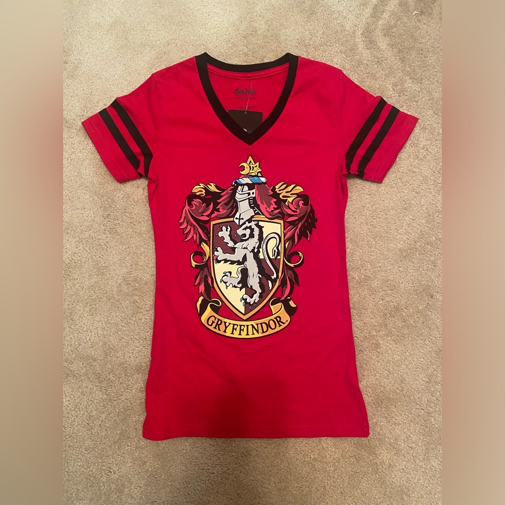 Harry Potter size small v-neck gryffindor t-shirt NWT